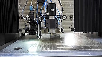 DCM 920 — универсальный фрезерный станок для высокоточного микрофрезерования поверхностей деталей